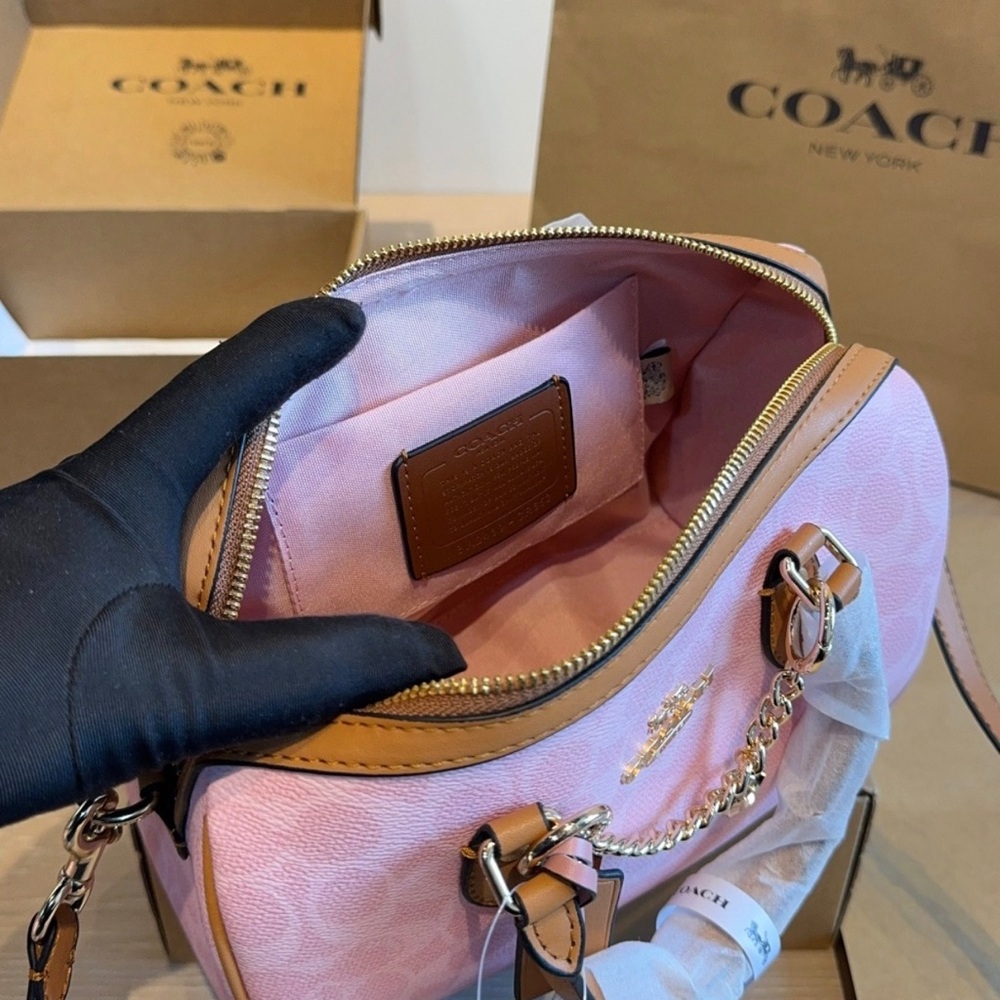 Pink crossbody bag. - Picture 3 of 6